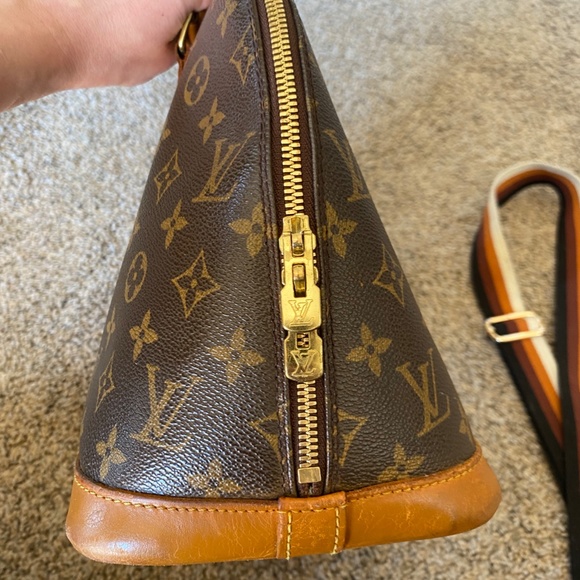 Authentic Louis Vuitton Alma PM w/Lock, includes off brand accessories! - Picture 3 of 11